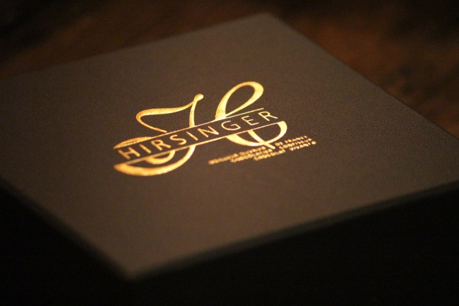 レザー調の化粧箱に、名古屋をイメージした金のロゴ