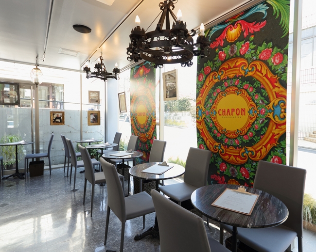 世界初のカフェ併設のシャポン自由ヶ丘店