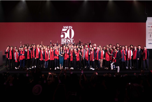 シンガポールのリゾート・ワールド・セントーサで開催したサンペレグリノとアクアパンナが冠スポンサーを務める「アジアのベスト50レストラン」の授賞式で入賞を祝うシェフたち