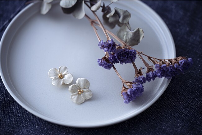 心花 白い花のイヤリング 心花 白い花のイヤリング