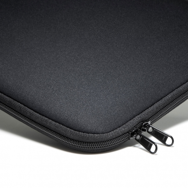 保護力、耐久性に優れているウェットスーツ素材を採用！MacBook Air 