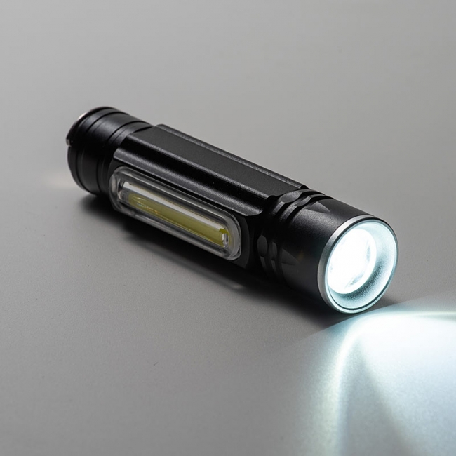 ズームで照射範囲を調節でき 広範囲を照らす2つのライトを搭載した小型ledライトを9月9日発売 サンワサプライ株式会社のプレスリリース