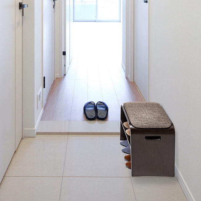 玄関で靴の脱ぎ履きが楽にできる奥行28cmとコンパクトサイズの玄関椅子