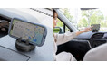 片手でカチッと固定できる！360°回転する車載スマホホルダー