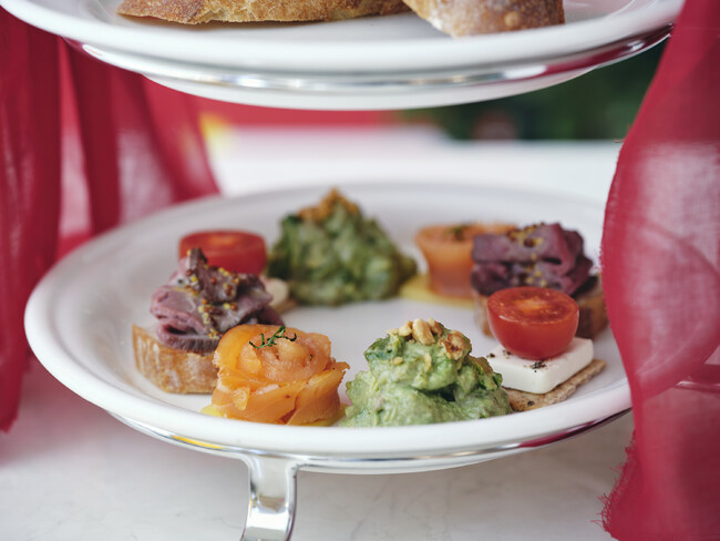 下段)海老とアボカドのサラダ、スモークサーモン、ローストビーフのカナッペ、ミニトマトとクリームチーズのカナッペ 下段)海老とアボカドのサラダ、スモークサーモン、ローストビーフのカナッペ、ミニトマトとクリームチーズのカナッペ