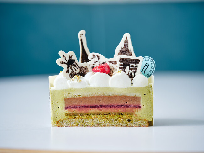 ＜フレーバーの構成＞ ダックワーズピスタチオ、フィヤンティーヌピスタチオ、フランボワーズソース、クレームショコラオレ、ビスキュイジョコンド、ムースピスタチオ、チョコレートプレート、ガナッシュクリーム、雪の結晶型チョコレートプレート