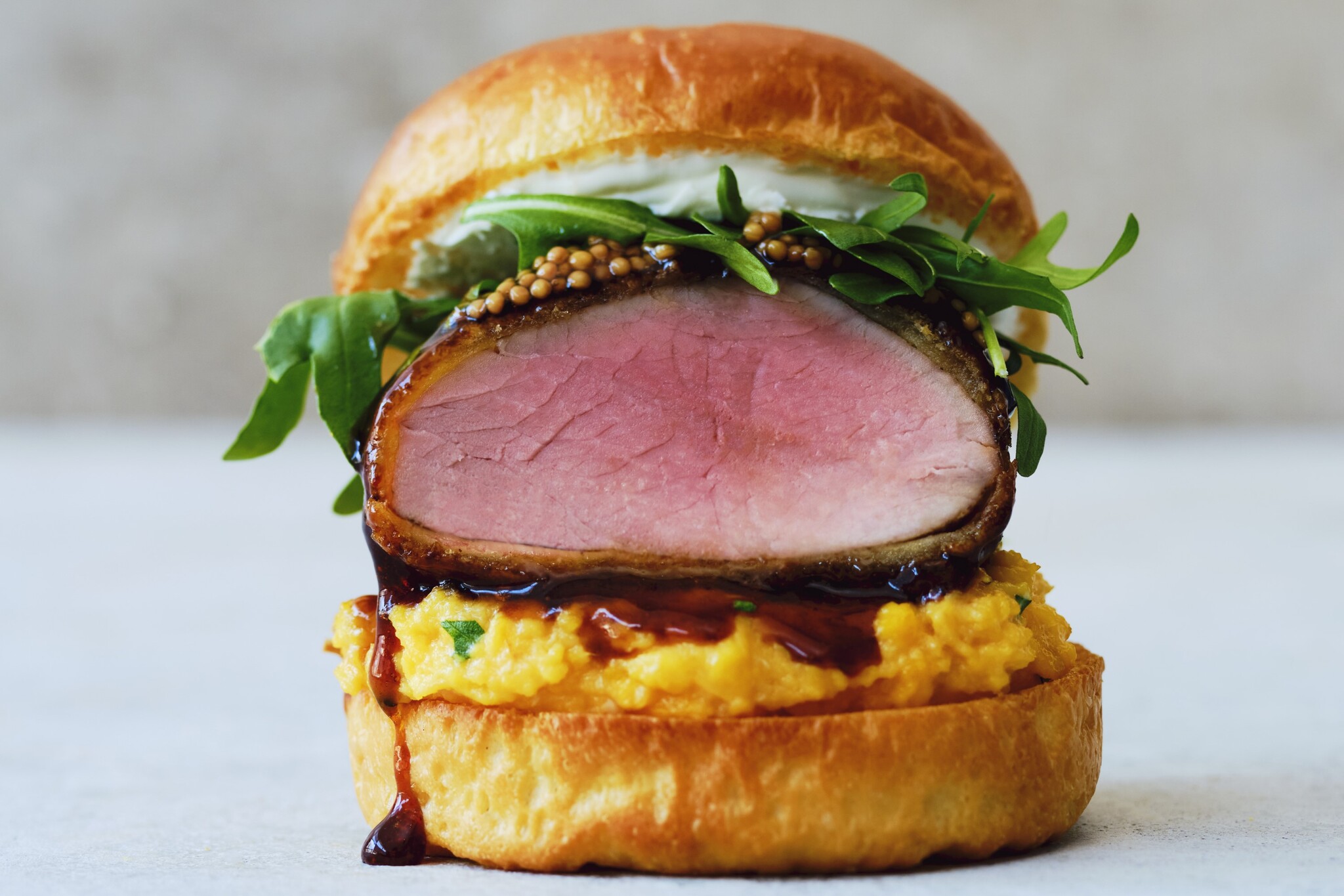 春のボリューム満点サンド！LA発、卵料理専⾨店 eggslut（エッグスラット）が、存在感ある豚フィレカツに‟メープルテリヤキ“をたっぷり絡め