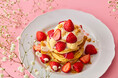 3月4日(火)【パンケーキの日】にちなみ、日頃の感謝を込めてパンケーキプレゼントのキャンペーンを実施!「あまおういっぱいミルフィーユパンケーキ」も同日から販売スタート