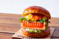 LA発、卵料理専⾨店【eggslut】月間700点以上を売り上げる人気メニュー「サーモンレアかつエッグサンド」9月15日(火)より販売！