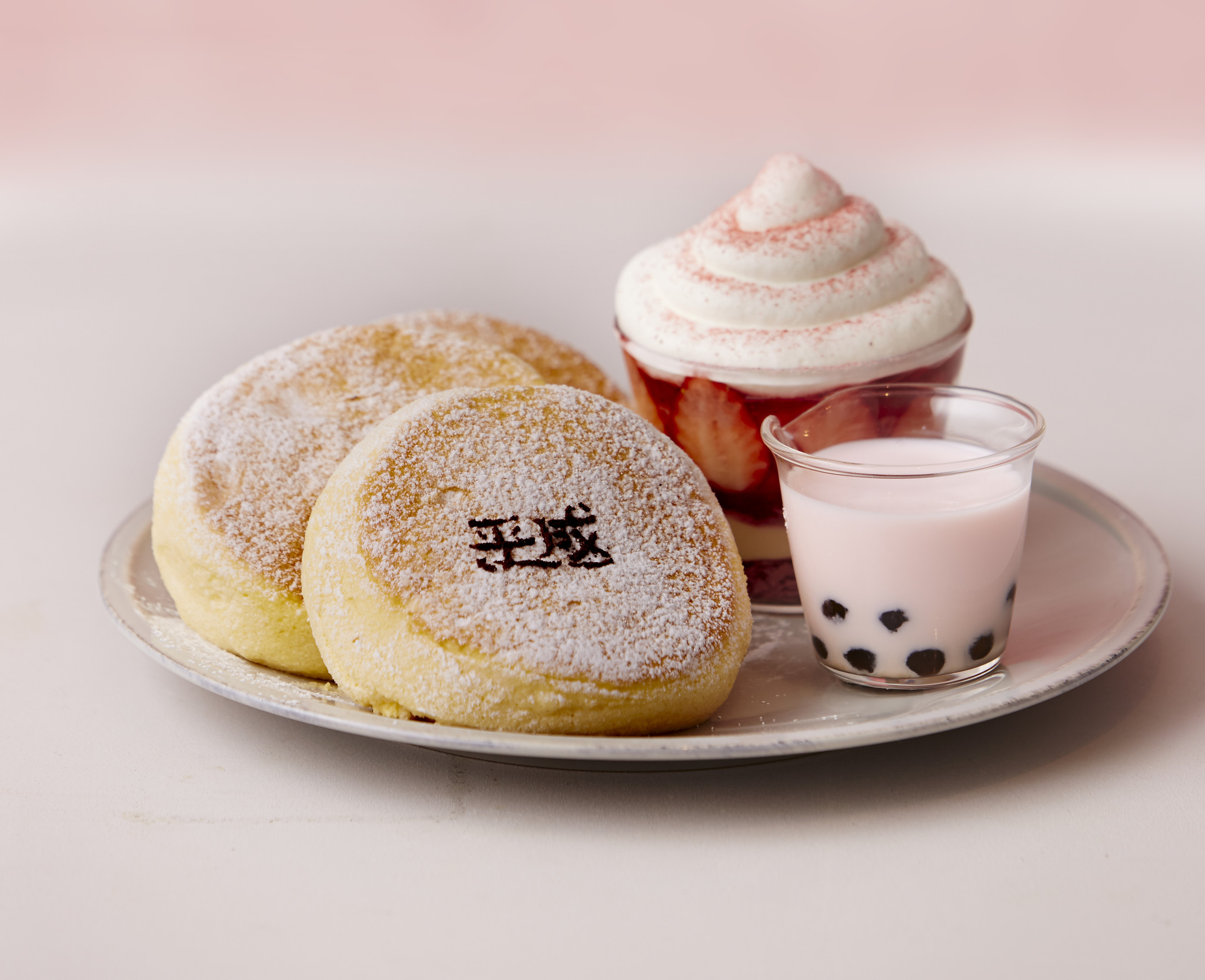 スフレパンケーキ専門店 Flipper S が平成最後に贈る 奇跡のパンケーキ 平成を代表するスイーツが一皿に 平成最後の奇跡のパンケーキ いちごティラミス 4月10日 水 より発売 株式会社ベイクルーズのプレスリリース