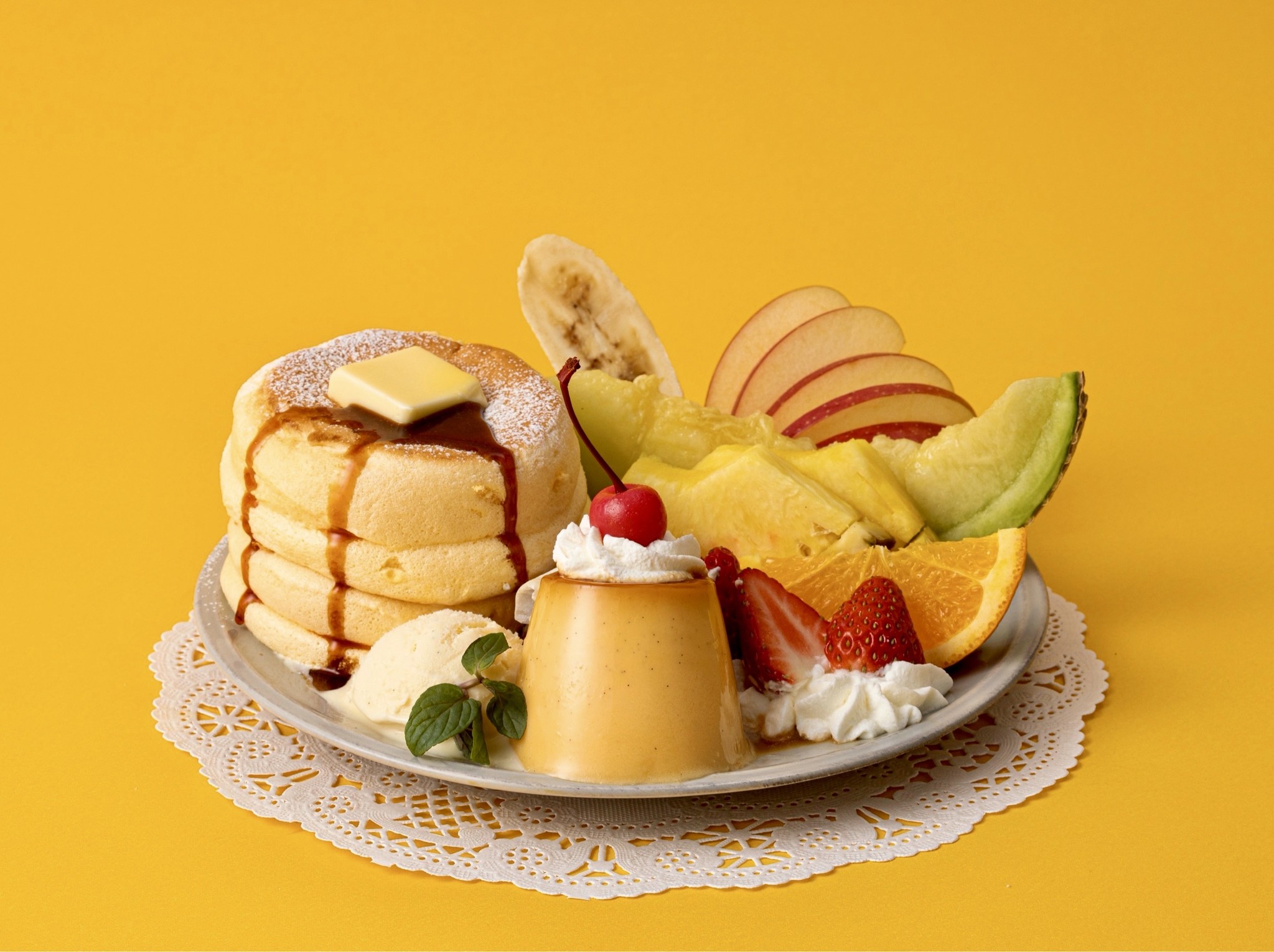 ぷるぷる自家製プリンと7種のフレッシュフルーツ盛り合わせた 奇跡のパンケーキ プリンアラモード を年1月限定発売 株式会社ベイクルーズのプレスリリース
