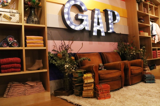 Gapフラッグシップ原宿に Crazy Stripe Pop Up Store が出現 ギャップジャパン株式会社のプレスリリース