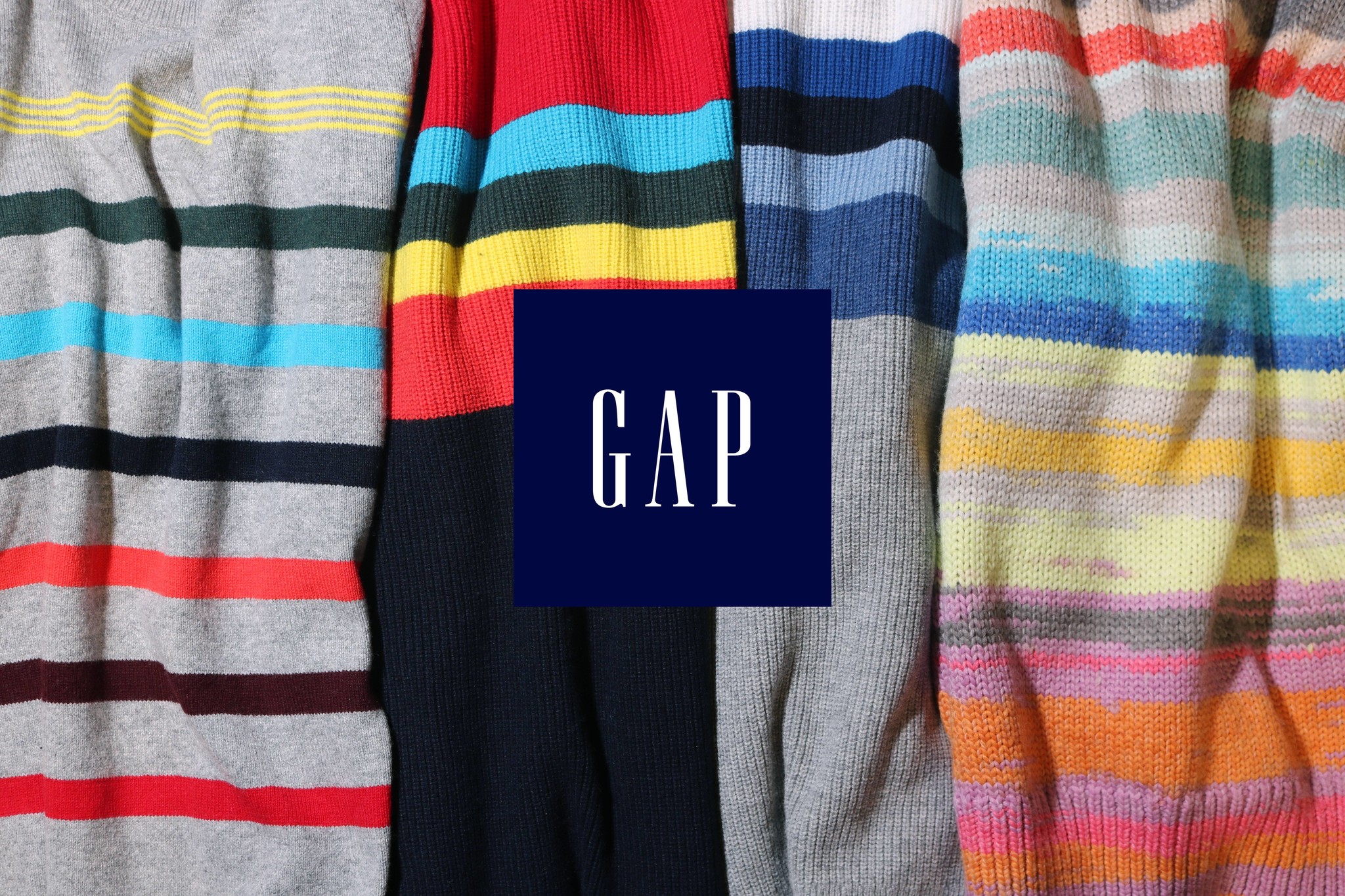 Gapがホリデーシーズンにレインボーカラーのコレクションを発売