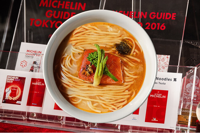 3月限定「サーモン白湯Soba」※提供ビジュアルは変更となる場合があります。 3月限定「サーモン白湯Soba」※提供ビジュアルは変更となる場合があります。
