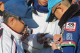 学童野球の全国大会「ポップアスリートカップ」に今年も協賛チームを超えた"カード交換"が子どもたちの一生の思い出に