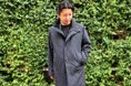 まるで羽毛のような軽さと保温性を備えた「エアーフレイク」を採用 薄くて暖かい超軽量スタンドカラーコートを発売
