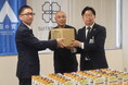 青山商事、非常用食品をファミマフードドライブに初寄贈 食品ロス削減と地域の食支援に貢献