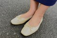 梅雨の季節に最適なアイテム登場 「洋服の青山」から防水仕様のフラットパンプスを発売