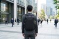 体感重量を40％軽減する「無重力リュック」が洋服の青山から新登場　自動車の“サスペンション構造”技術を応用
