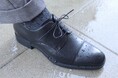 急な大雨でも大切な商談・面接を快適に乗り切る　水を通さず蒸れを逃がす「晴雨兼用の革靴」を展開