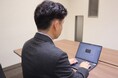 毎日着るスーツに「健康を意識する」という新たな選択肢　鉱石加工技術『リライブエンジン』を初搭載したスーツを発売