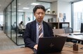 出張カバンに丸めて入れてもシワにならない　カーディガンのような軽さと「きちんと感」を両立した『みんなのジャケット』を発売