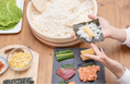 外国人旅行者に家庭料理体験の場を提供。リノスぺが運営する「 ajiwai 」が民泊業界との業務提携を強化します。