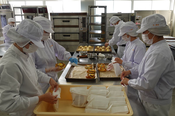 文化祭当日「WEカレーパン」を包装する生徒たち