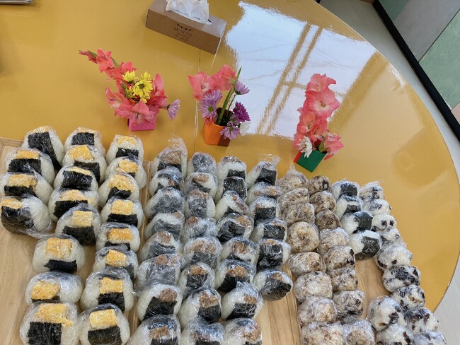 子ども食堂で準備したおむすびたち 子ども食堂で準備したおむすびたち