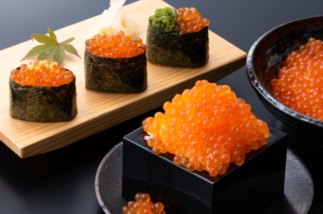 満腹になるまで存分に「いくらかけご飯」、上品に旨味を堪能できる「いくら軍艦３種盛り」