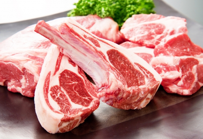 肉は本場北海道で特に羊肉に定評ある「肉の山本（北海道千歳市）」から