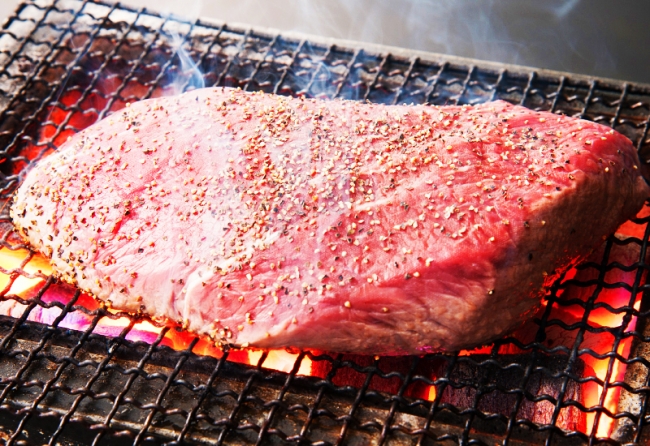 塊肉の炭火焼きステーキを最高の焼き加減で提供!