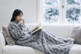 毛布から出られない冬に、“動けるこたつ”という新提案。HAGOOGIから「着る電気毛布」が登場