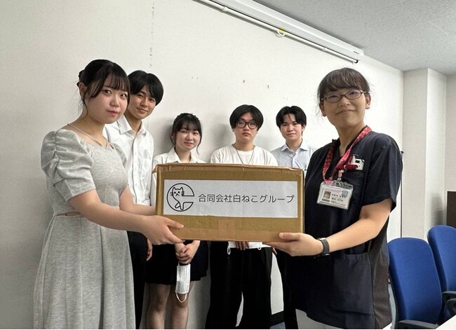 8月24日神奈川県立こども医療センターにて看護課長に衣類を寄付する様子