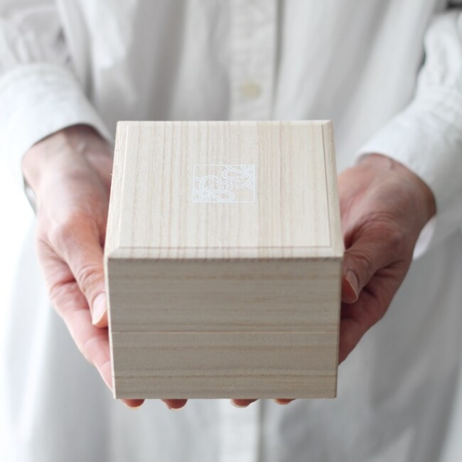 上段にお花、下段にお線香が入ります 上段にお花、下段にお線香が入ります