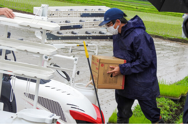 雨の日に作業できることもペースト肥料のメリットの1つ