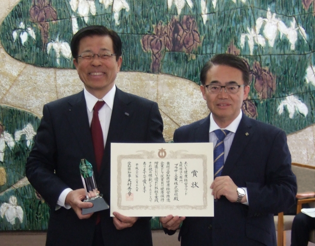 大村知事から賞状を受け取る会長の小池（左）