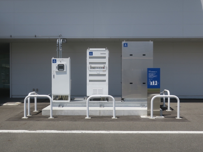 設置された燃料電池システム（左からシステム監視盤、燃料電池、給湯ユニット）