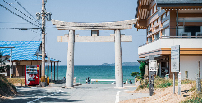 宮地嶽神社「光の道」と呼ばれる参道の先にある鳥居 宮地嶽神社「光の道」と呼ばれる参道の先にある鳥居