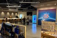 インテック、山梨中央銀行の新店舗「withKOFU」でホログラフィック通信プラットフォーム「PROTO」を活用したAIアバター実証実験を開始