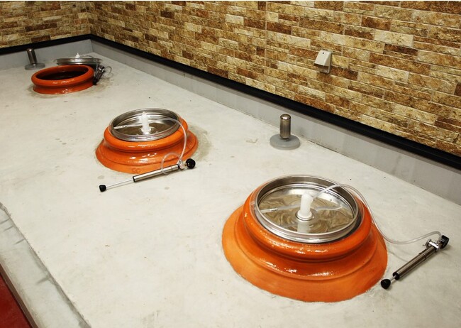 醸造所内には17基のアンフォラがある。 醸造所内には17基のアンフォラがある。