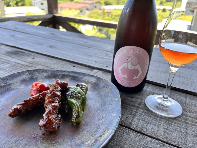 甘辛な手羽先の唐揚げと「Cuvee Shinden 2021」。 甘辛な手羽先の唐揚げと「Cuvee Shinden 2021」。