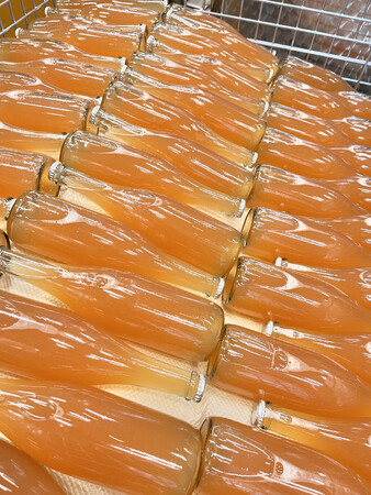 瓶詰されたばかりの「ピケット 2023」。今回から軽量化されたボトルを採用している。 瓶詰されたばかりの「ピケット 2023」。今回から軽量化されたボトルを採用している。