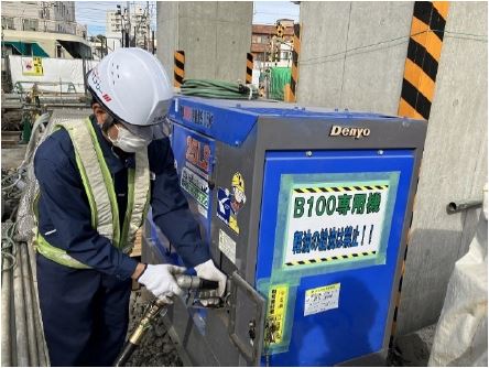 B100専用発電機（給油の様子）