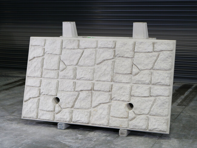 CO2-SUICOM（E）を用いた大型ブロック擁壁（幅2m×高さ1m×厚さ0.35m）
