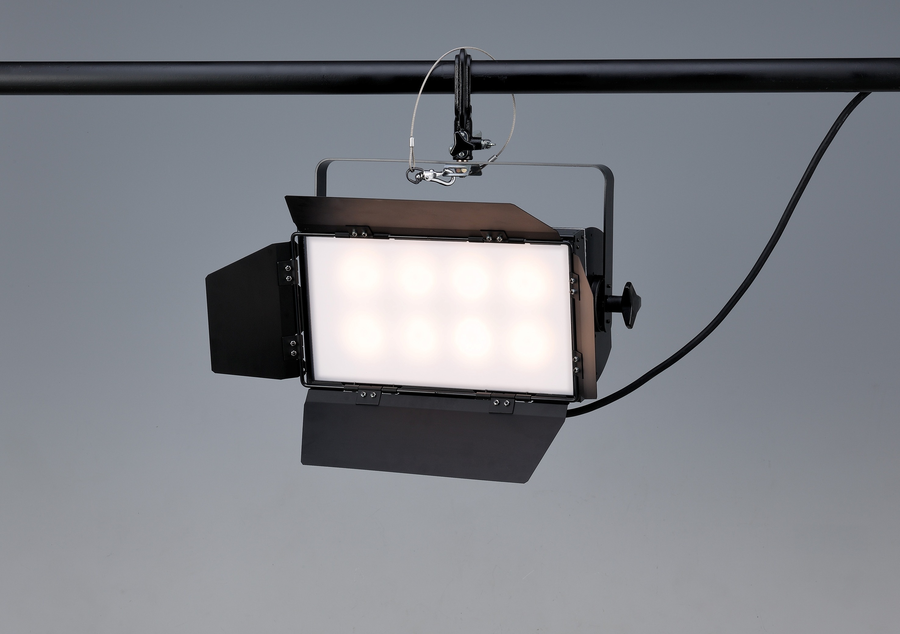 TVスタジオ用EVERLEDS「LEDブロードライト」 来春 新発売｜パナソニック電工株式会社のプレスリリース