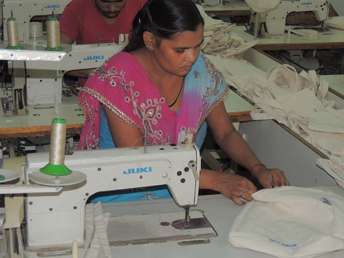 バック縫製工場の様子（インド）