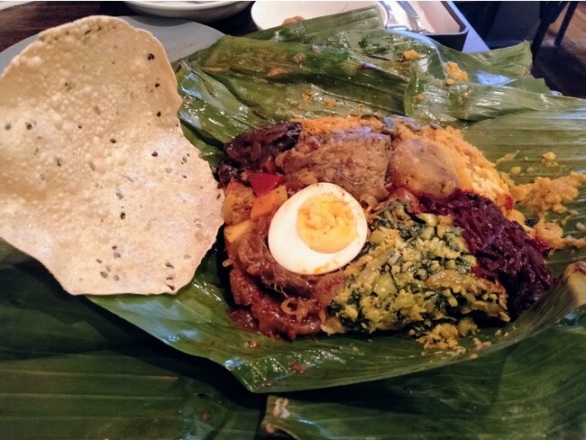 アプサラレストラン＆バーのスリランカカレーのバナナリーフ包み