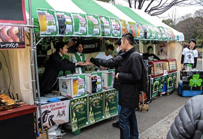 お店でアイリッシュビールを販売　※過去開催時の画像です。