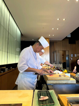 本物の日本料理の誇りを伝えるオープンキッチン